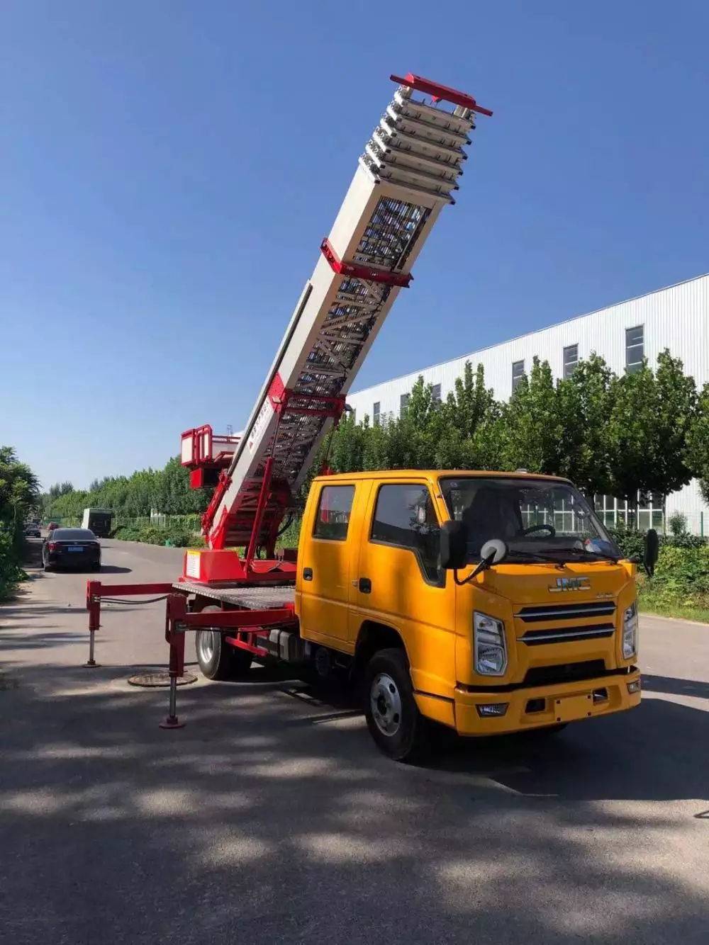 横峰县附近的云梯车出租服务：轻松解决高空作业需求